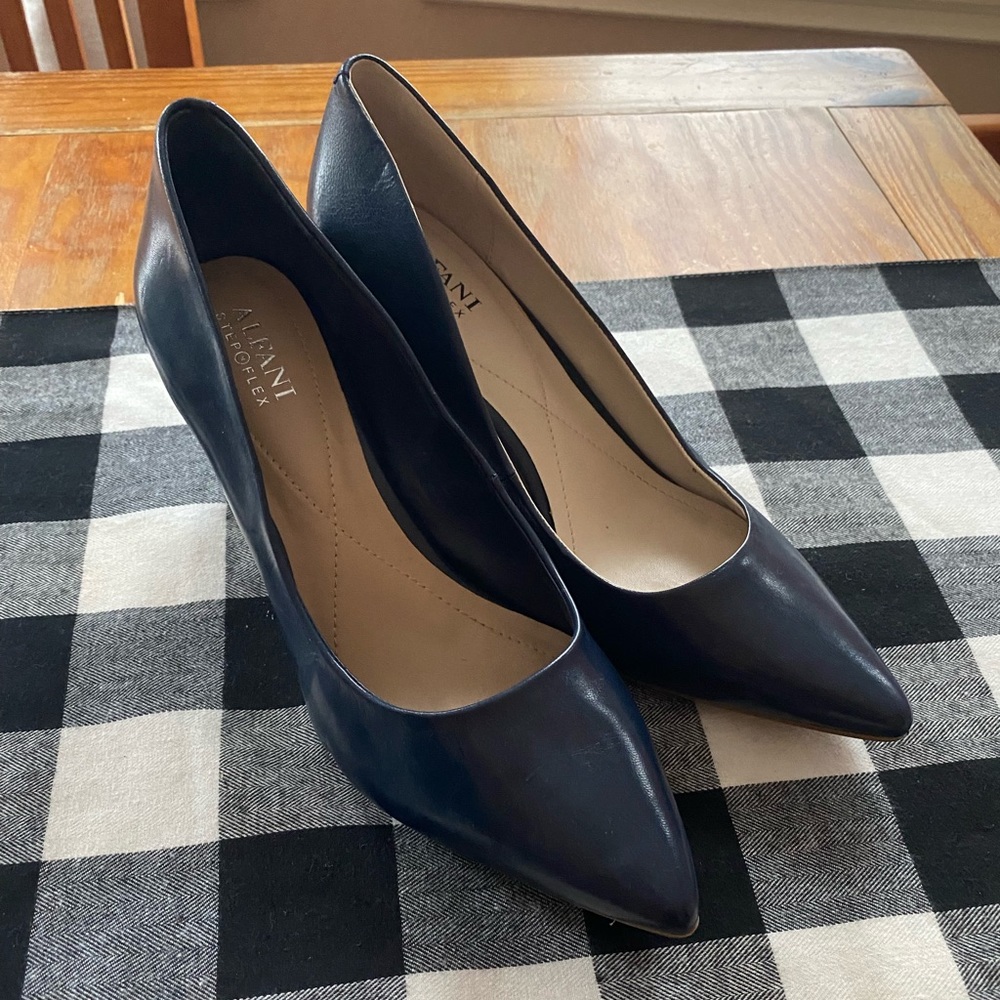 Alfani Jueles navy leather pumps, size 8.5W
